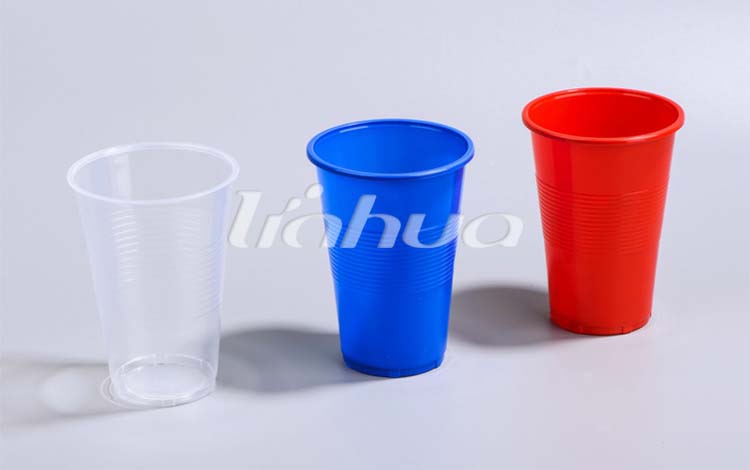 Kako debljina stijenke i dno dizajna prozirnih plastičnih šalica utječu na njihovu otpornost na drobljenje kada se napune i nose?